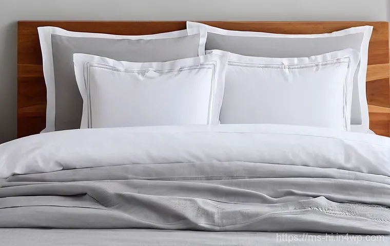 침실의 적절한 온도 유지 방법 - **Prompt: Resourceful Cooling with a Smart Fan Setup**
    "An indoor bedroom scene in a warm, tropi...